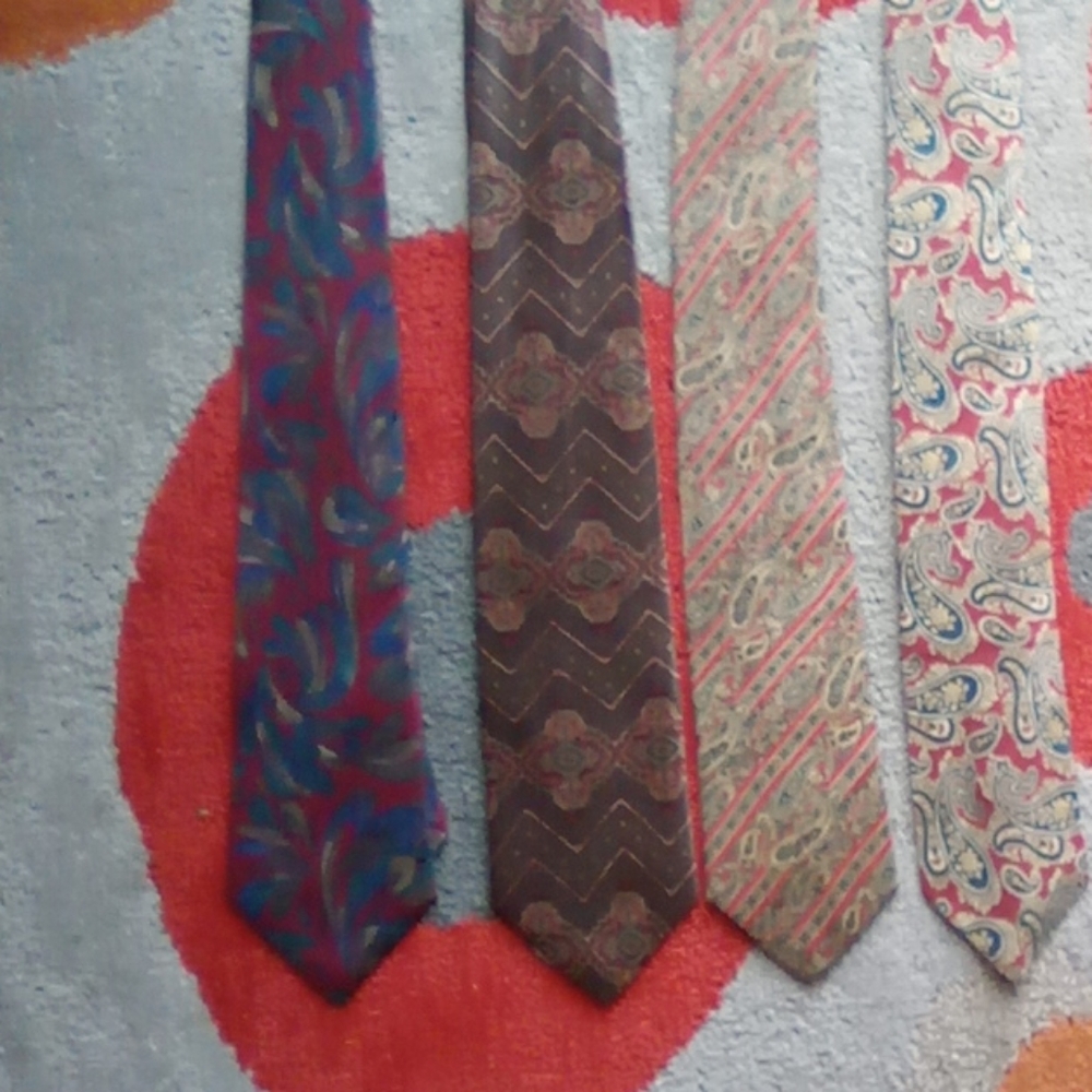 Geoffrey Beene Juster's Parisian mens necktie tie